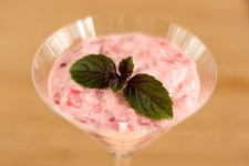piros rebarbara krém rhubarb fool rózsavíz tejszín tejszínhab gránátalmaszirup desszert